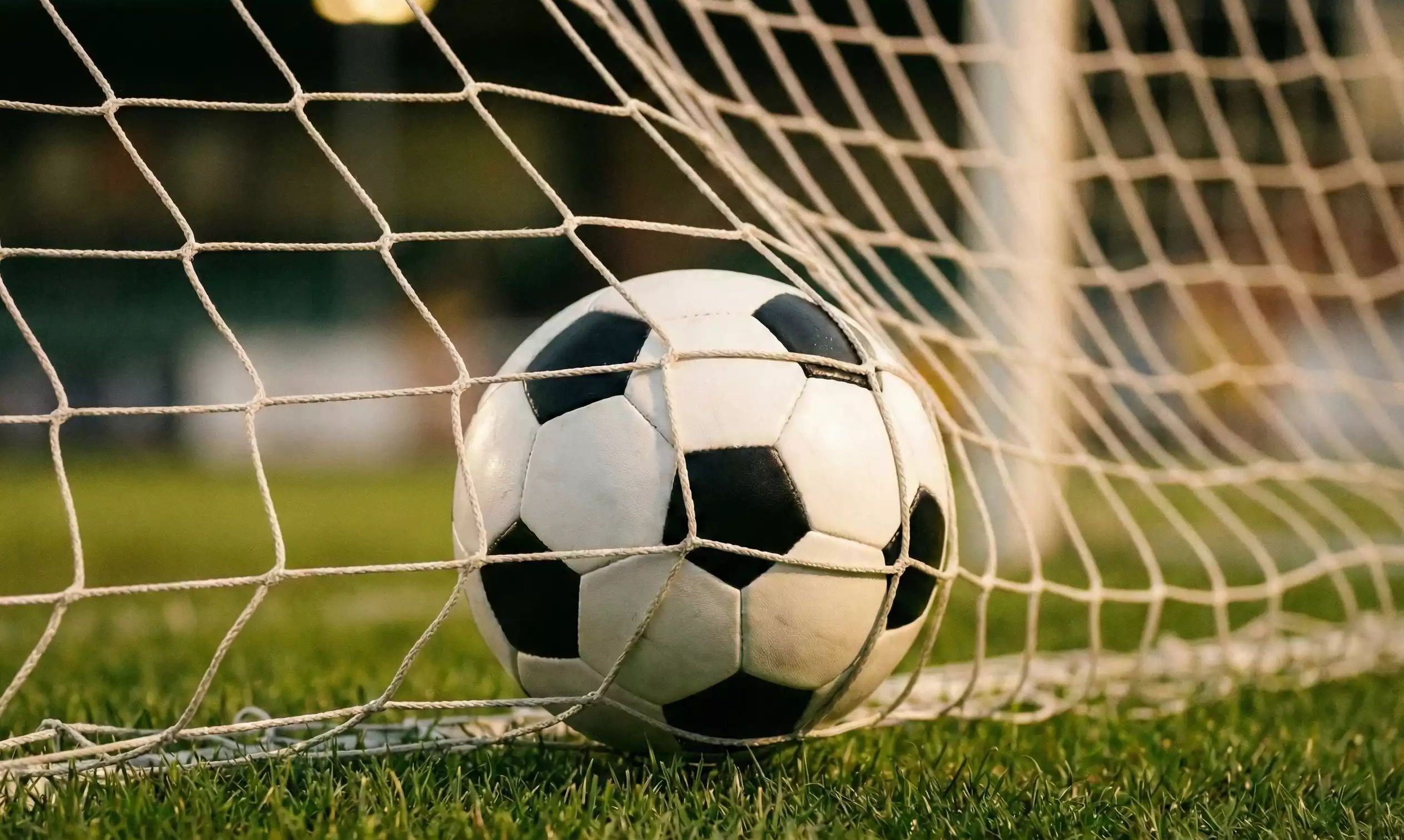 Tabellone segnapunti in uno stadio di calcio con numero di gol in evidenza