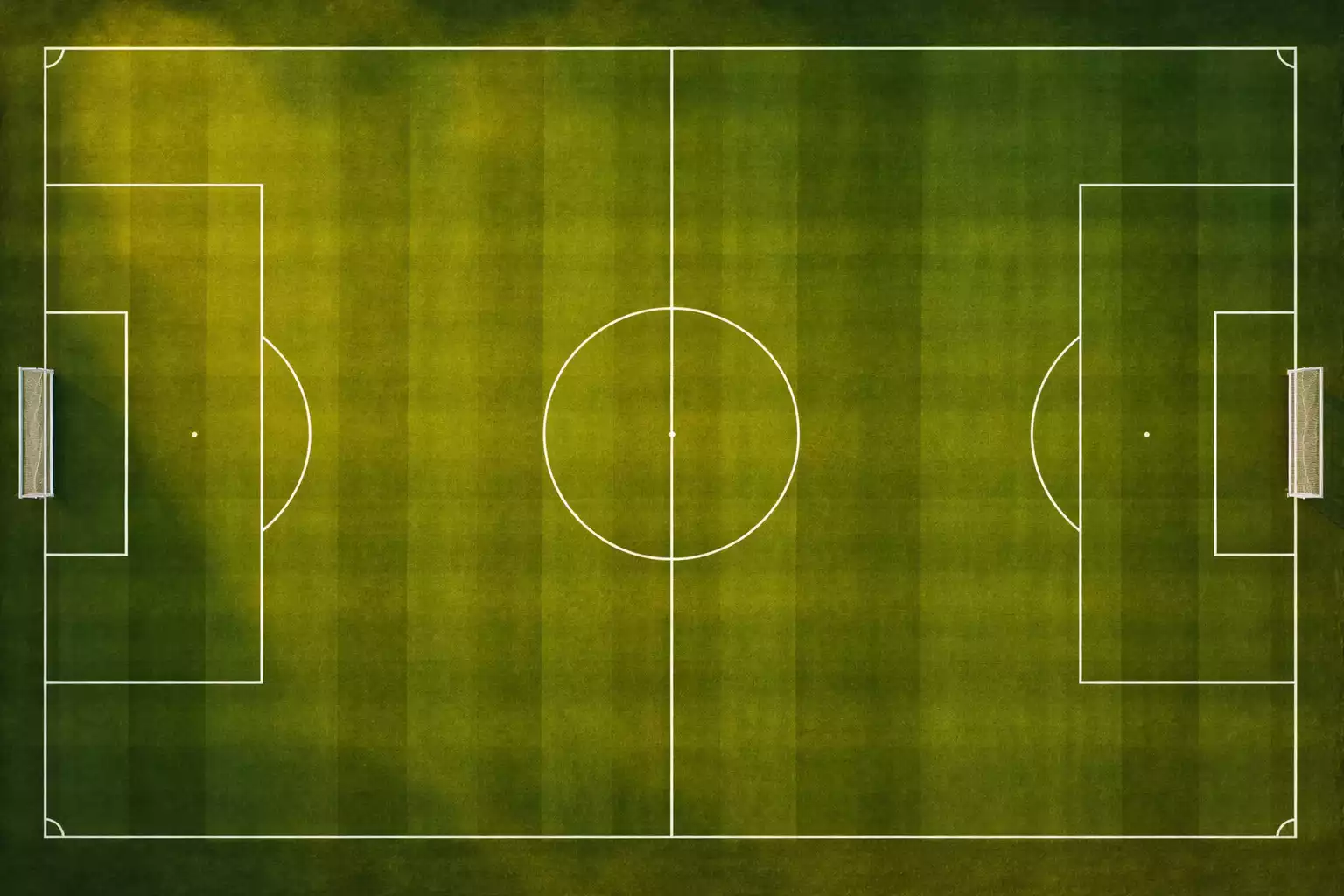 Due percorsi diversi su un campo da calcio visti dall'alto con luce naturale